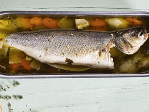 Receita de robalo cozido em caldo aromatizado