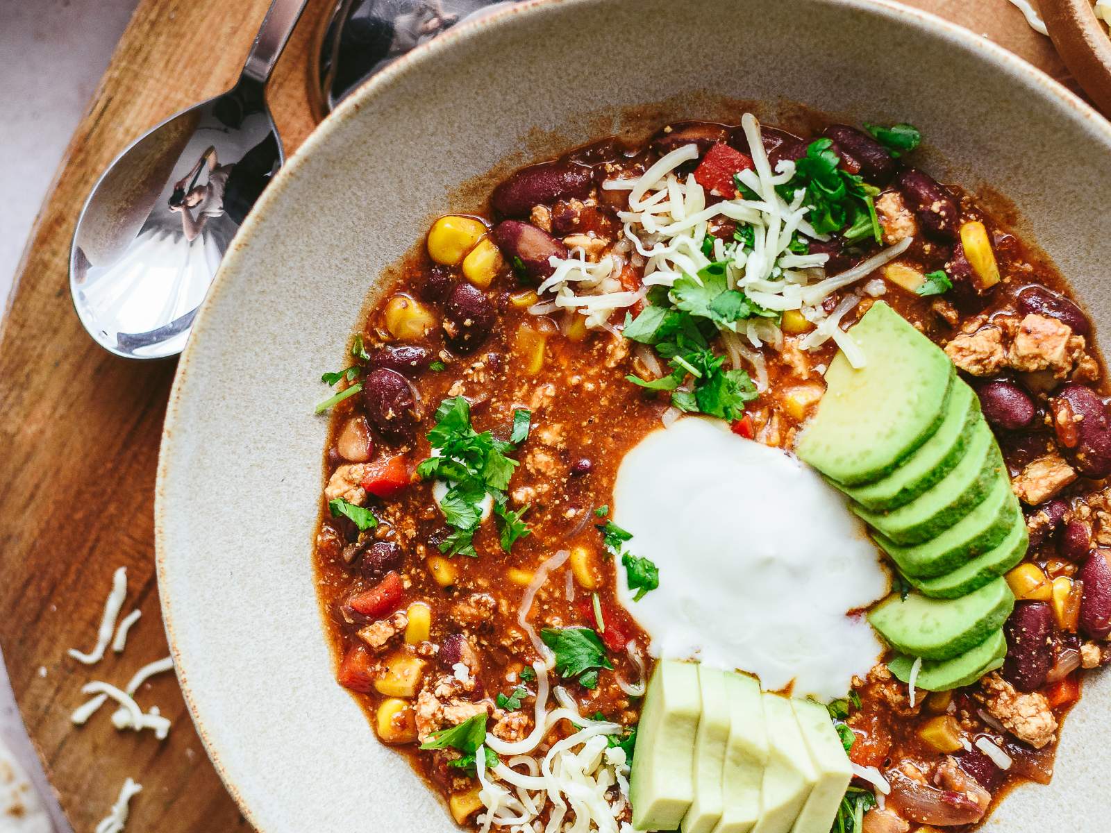 Chili Vegetariano com Tofu, Abacate e molho de iogurte