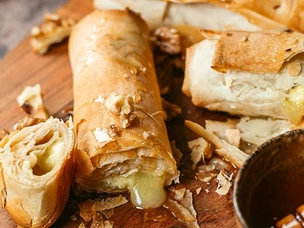 Folhado de Queijo com mel e nozes