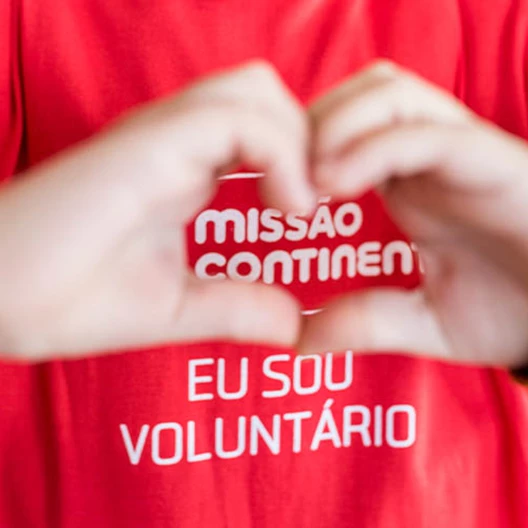 Menino A Fazer Coracao Com As Maos