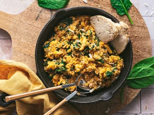 Ovos mexidos com farinheira e espinafres