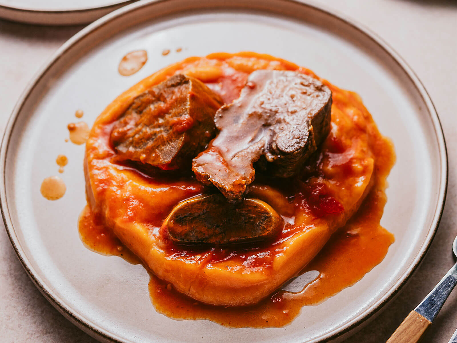 Língua de Vaca Estudada com Puré de Batata